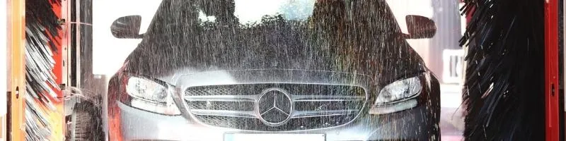 Image d'une voiture en plein lavage
