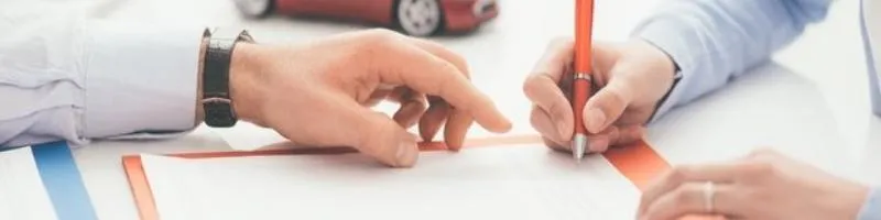 personnes qui remplissent un document au stylo