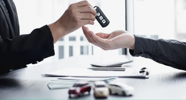 personnes qui se remettent des clés de voiture en main 