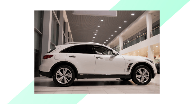 voiture Infiniti dans un parking
