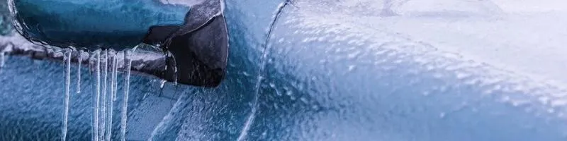 Image d'un véhicule givré à cause du froid
