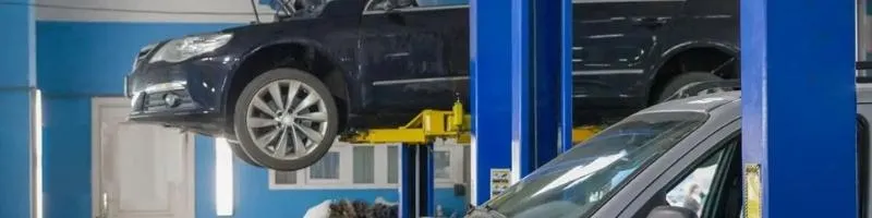 Image d'un véhicule en train de se faire réviser chez le garagiste