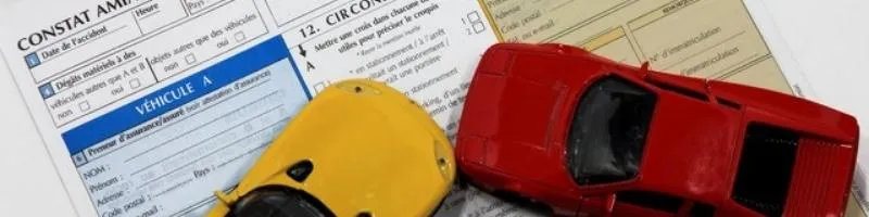 deux petites voitures sur un document officiel