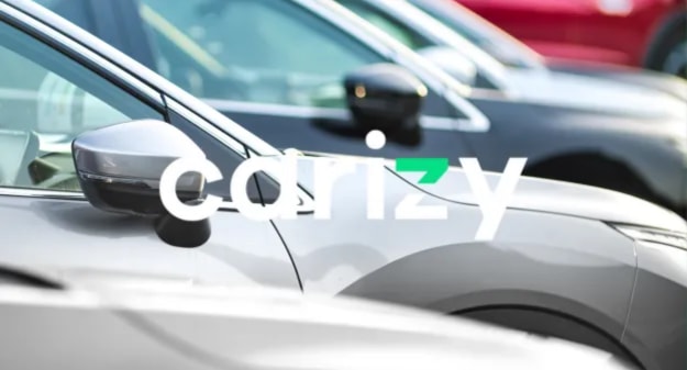logo Carizy sur rangée de voitures 