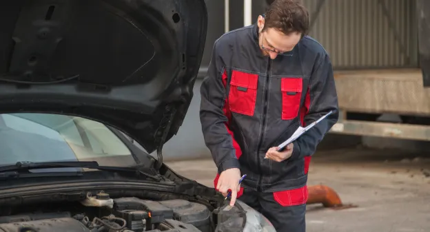 Image d'un garagioste en train de faire un contrôle technique