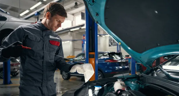 Image d'un garagiste effectuant un contrôle technique