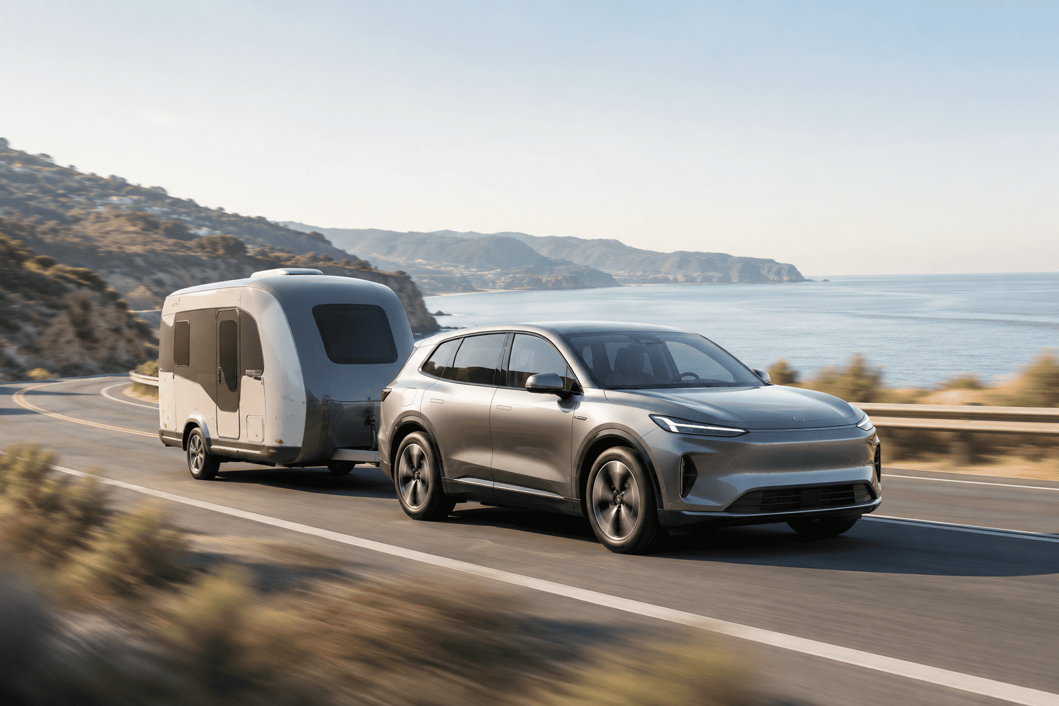 voiture électrique qui tracte une caravane