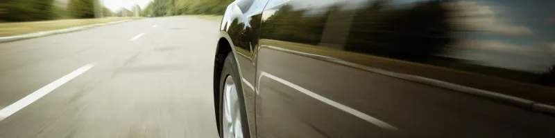 Image d'une personne qui conduit rapidement