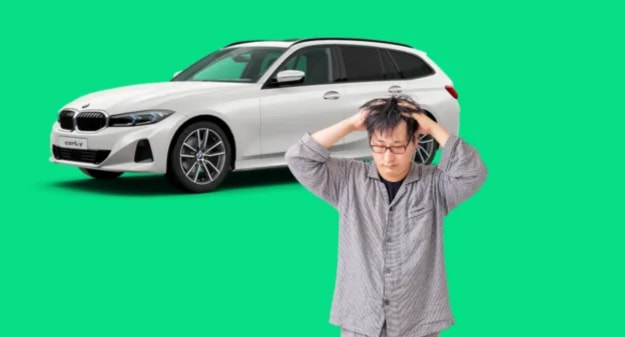 homme qui se prend les cheveux et voiture en fond