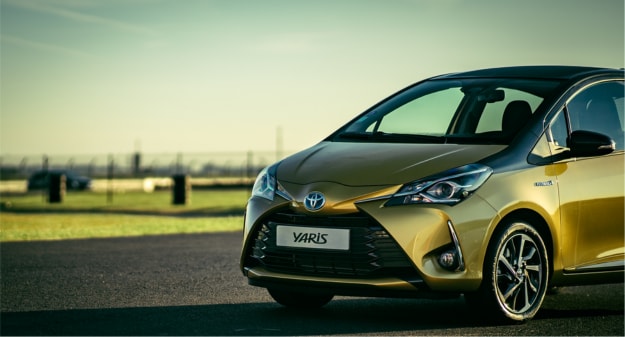 Toyota Yaris sur route 