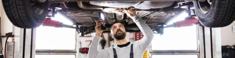 Image d'un garagiste en train d'effectuer le contrôle technique sur un véhicule