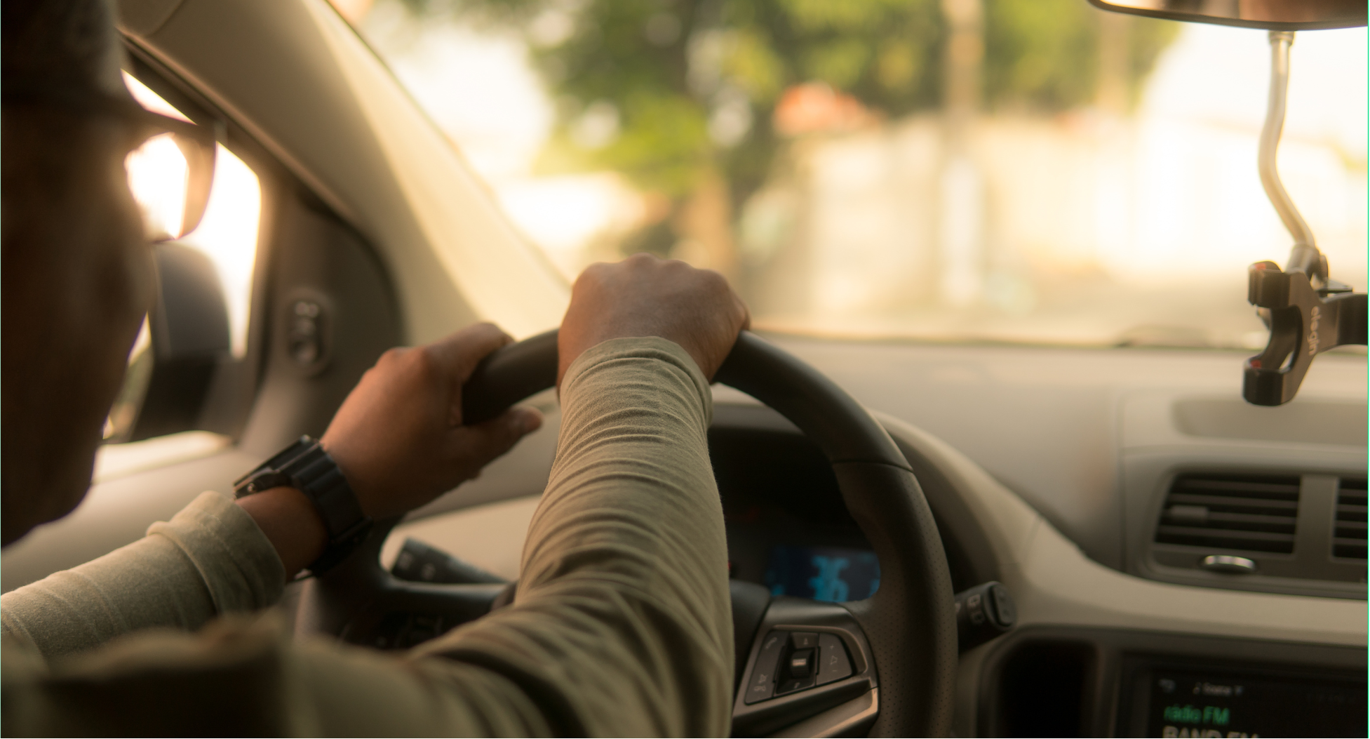 Image d'une personne conduisant un véhicule après un état des lieux