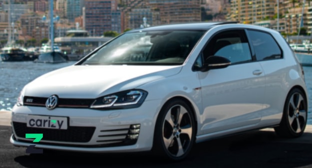 voiture blanche sur un port 