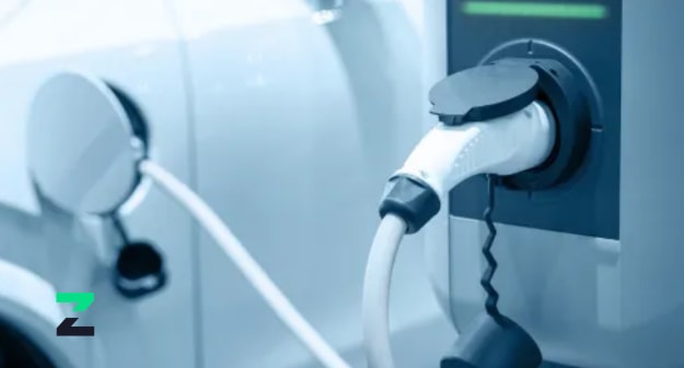 voiture qui se charge à la borne de recharge