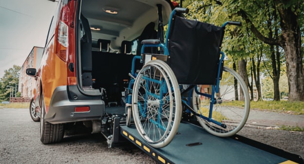 fauteuil roulant entrant dans une voiture 