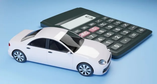 petite voiture à côté d'une calculatrice