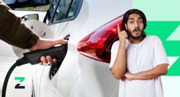 jeune homme qui s'interroge et voiture qui charge à la borne de recharge