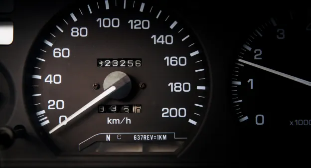 Image montrant le compteur kilométrique d'un véhicule d'occasion