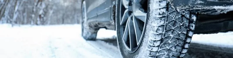 Image d'un véhicule équipé de pneu neige qui roule dans la neige