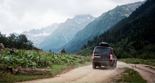 voiture sur une route de montagne 