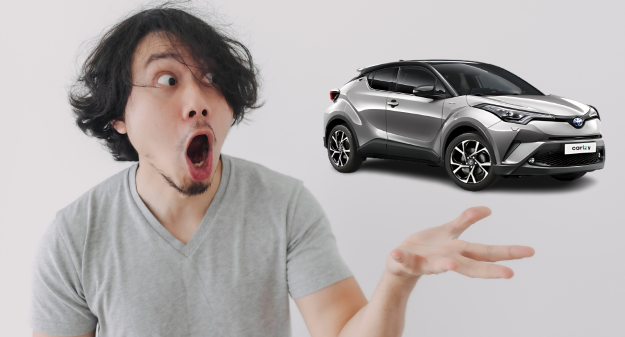 Jeune homme choqué avec voiture à côté