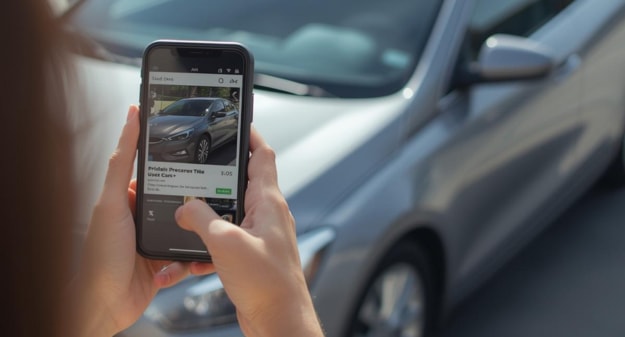 personne qui prend en photo sa voiture 