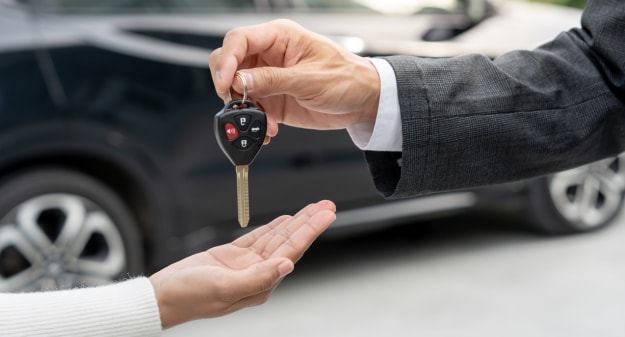 remise de clés de voiture de main en main