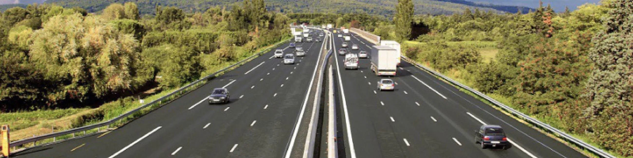 Image de véhicules sur l'autoroute