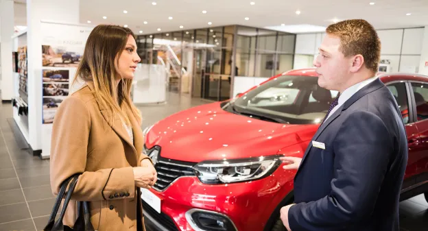 personnes qui discutent à côté d'une voiture