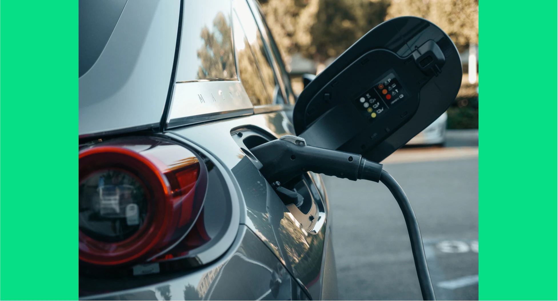 Image montrant une voiture électrique en train de charger à la borne de recharge